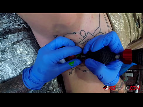 ❤️ Tsis tshua muaj tattooed hottie Sully Savage tau txais tattoo ntawm nws clitoris ❤️ porno ntawm hmn.milf300com.ru% ❤